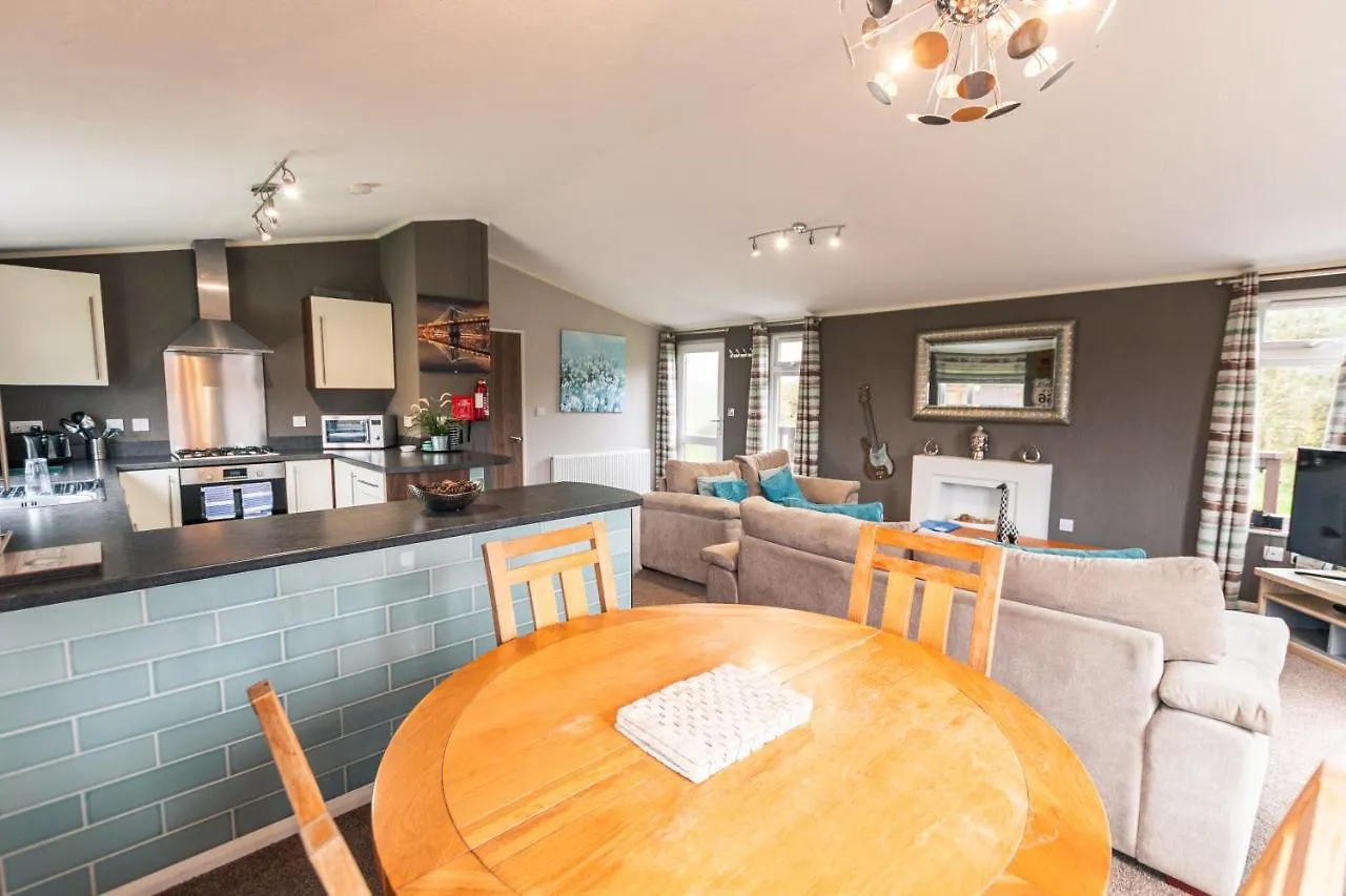 Kingfisher Lodge With Hot Tub Malton