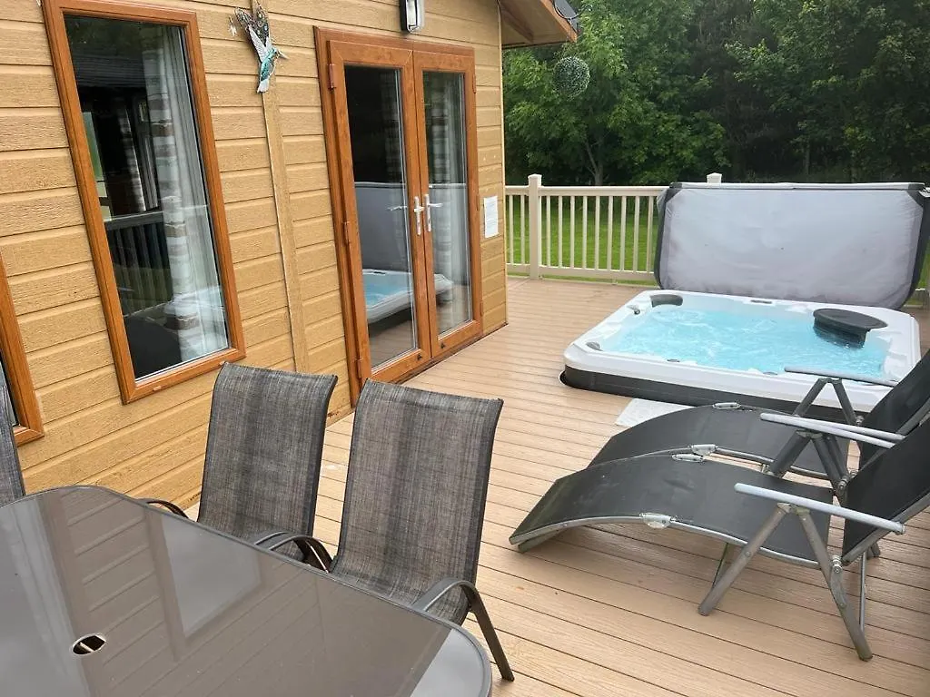 Kingfisher Lodge With Hot Tub Malton